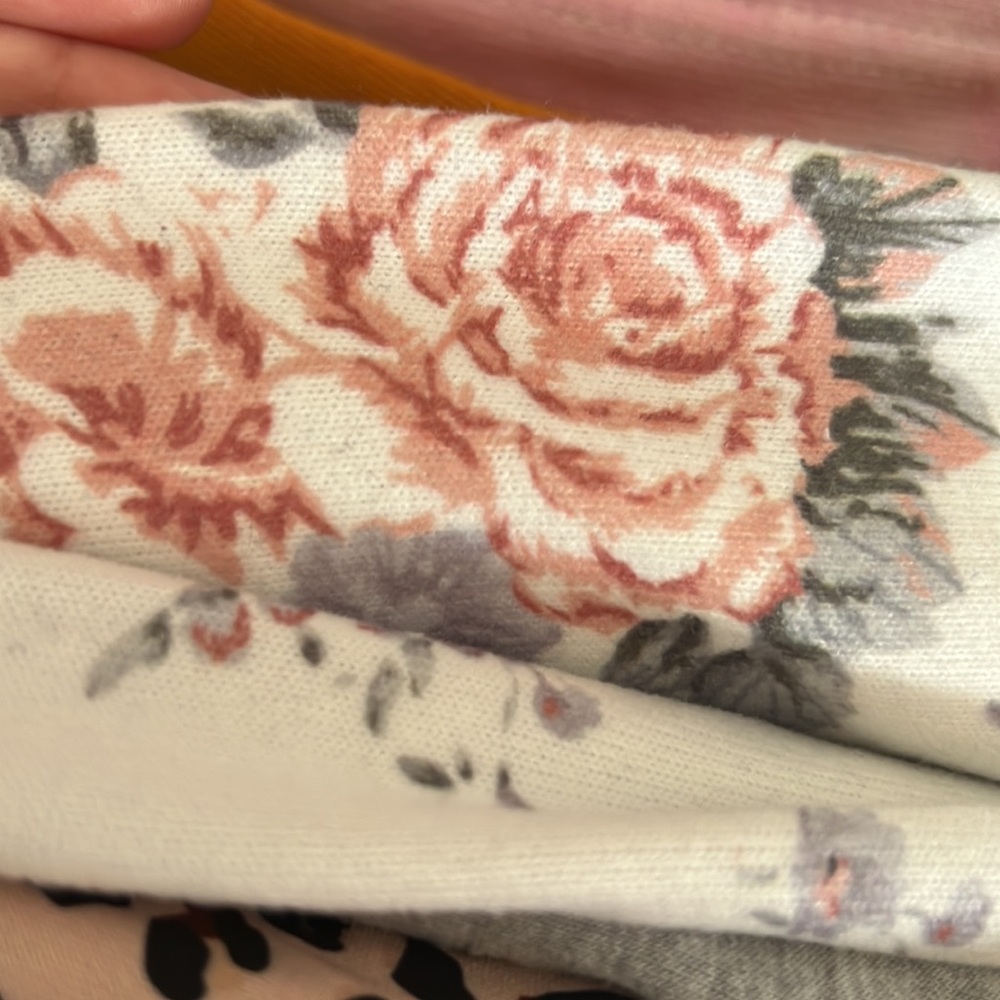 White & Roses 🌹 Sweatshirt - Picture 4 of 4
